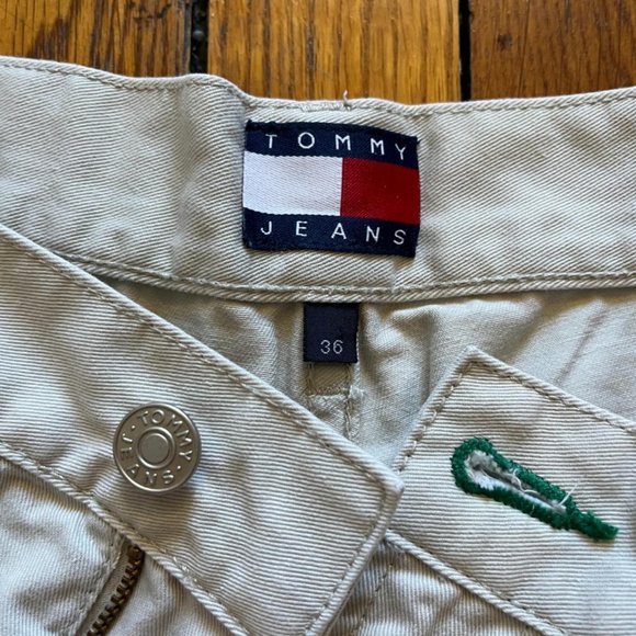 Vintage 90s Tommy Hilfiger Jeans Men's Tan Cream Hammer Loop Flag Logo Shorts. - Picture 6 of 7